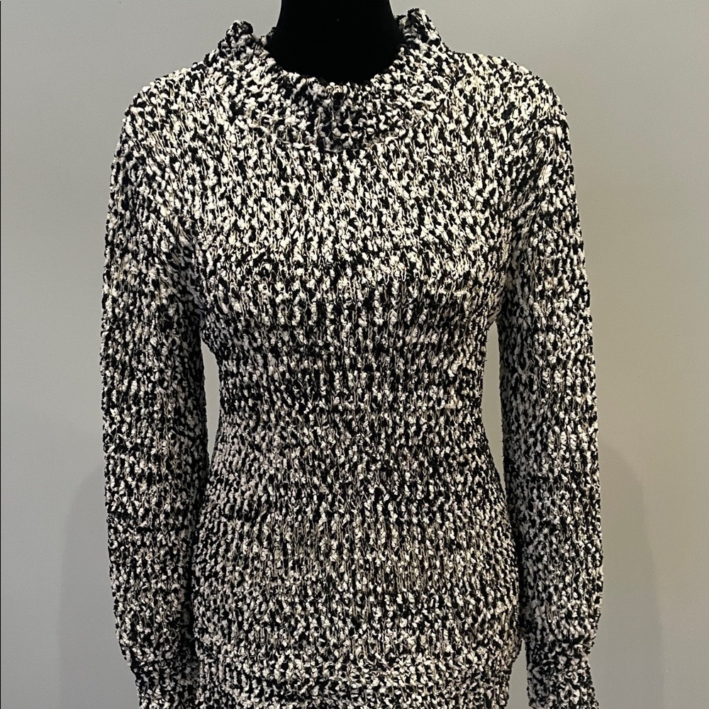 Women's Black and White Sweater vintage like new